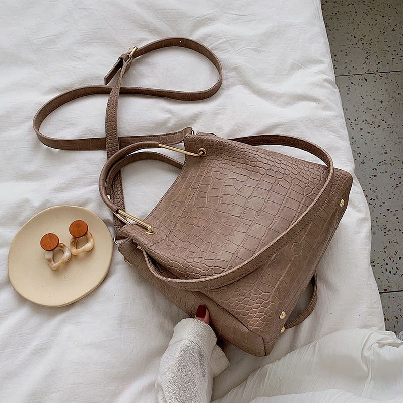 CARRIE BUCKET HANDBAG