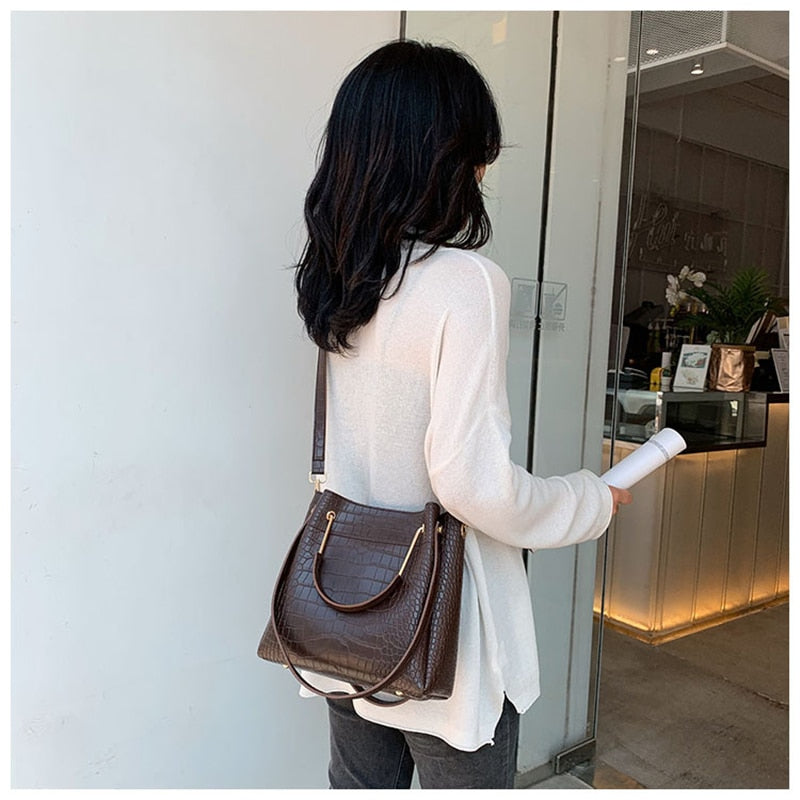 CARRIE BUCKET HANDBAG